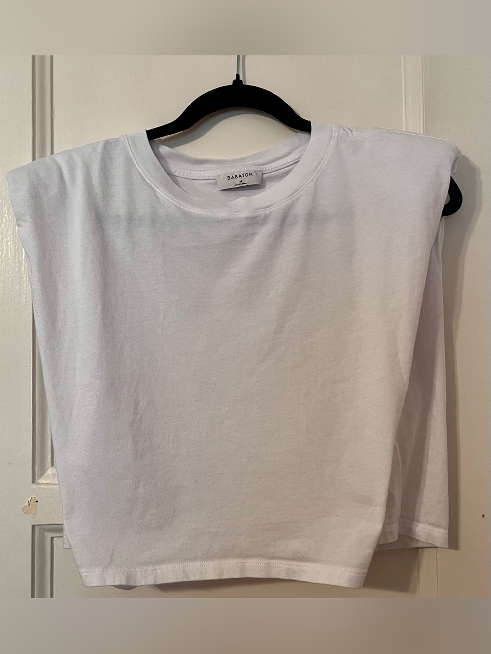 Babaton Aritzia White Padded Shoulder Muscle T-Shirt – Size M